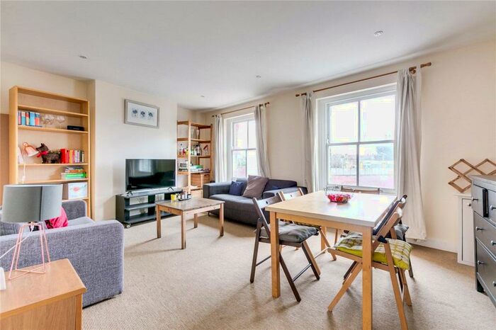 2 Bedroom Apartment To Rent In Bedford Hill, London, SW12