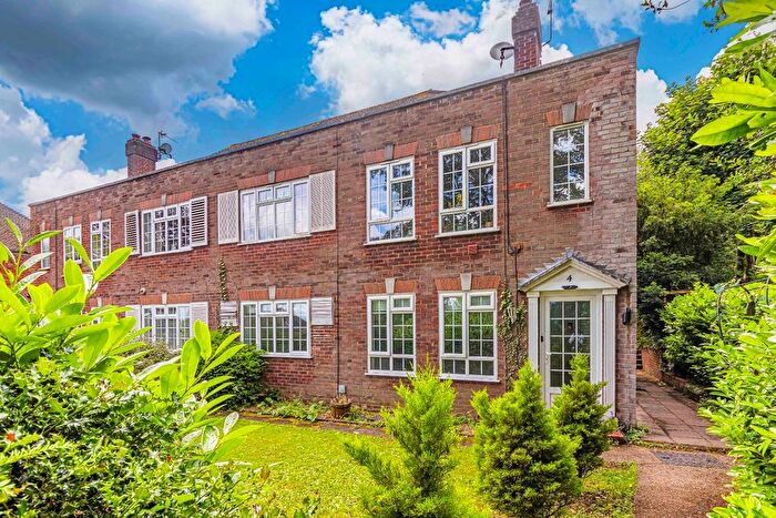 2 Bedroom Maisonette For Sale In Hollygrove, Bushey, Hertfordshire, WD23