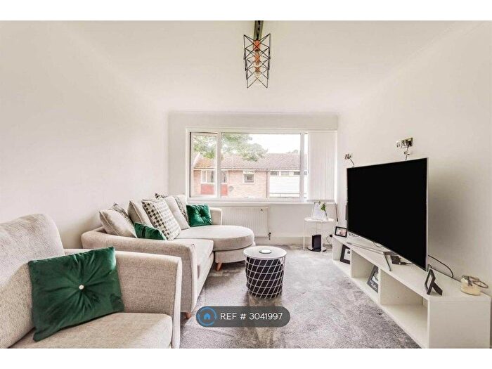 2 Bedroom Flat To Rent In Ashworth Close, Dewsbury, WF13