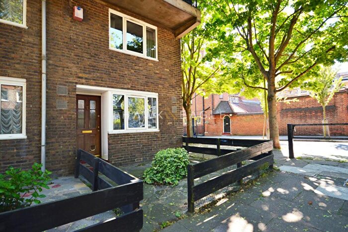 2 Bedroom Ground Maisonette To Rent In Landon Walk, London, Greater London., E14