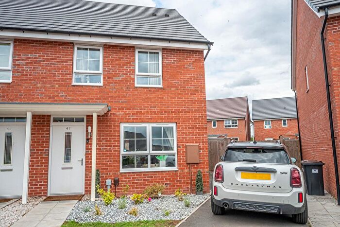 3 Bedroom Semi-Detached House For Sale In Topiary Road, Nuneaton, CV10