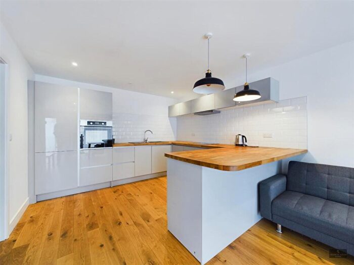 2 Bedroom Flat To Rent In Flat Moose Hall Apartments, Spinning Path, Exeter, EX4