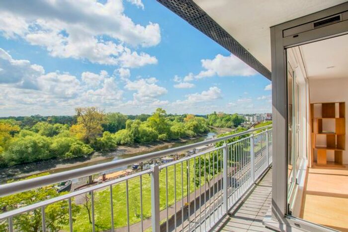 1 Bedroom Flat For Sale In Holland Gardens, Kew Bridge, Brentford, TW8