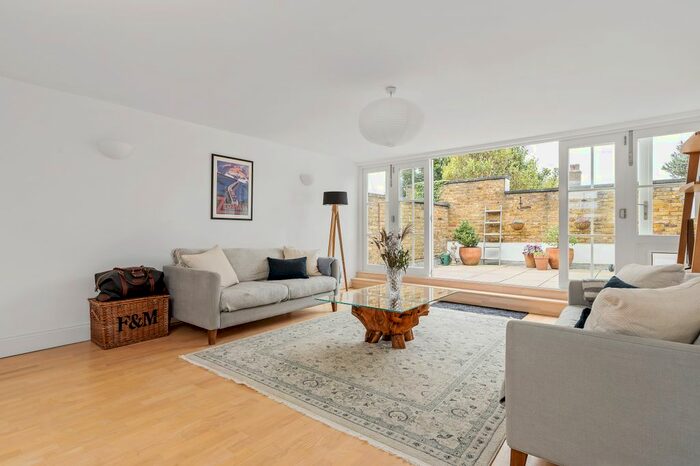 2 Bedroom Maisonette For Sale In Gerrard Rd, Islington N1