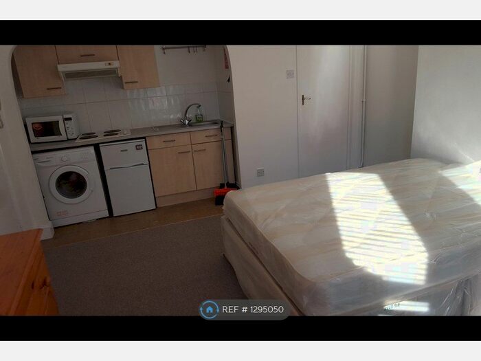 Studio To Rent In Lausanne Road, Turnpike Lane N8