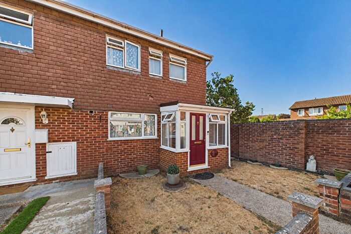 3 Bedroom End Of Terrace House For Sale In Frodsham Way, Owlsmoor, Sandhurst, Berkshire, GU47
