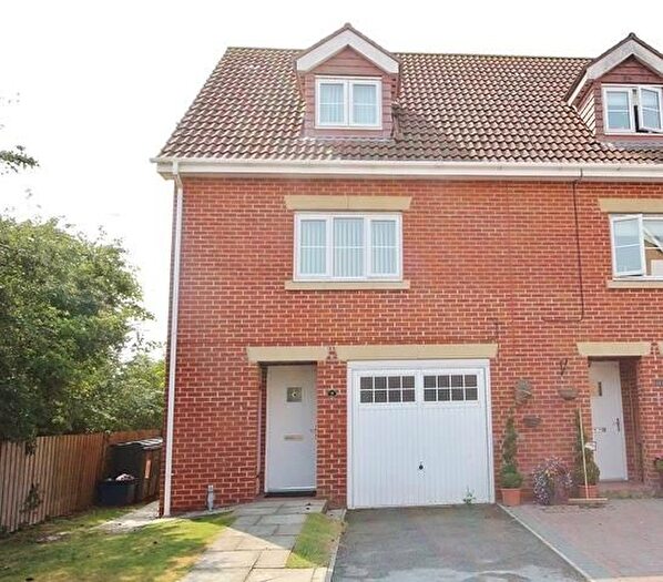3 Bedroom Town House To Rent In Maple Drive, North Duffield, YO8