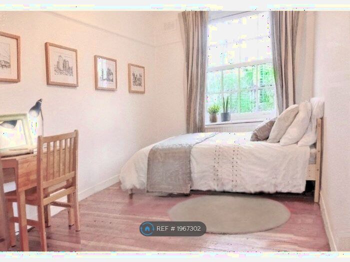 3 Bedroom Flat To Rent In Wenham House, London, SW8