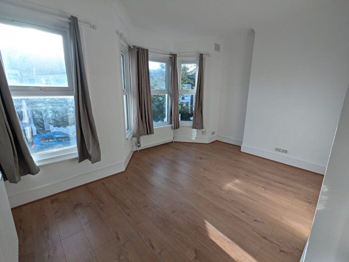 2 Bedroom Flat To Rent In Churchill Road, Willesden Green, London, NW2