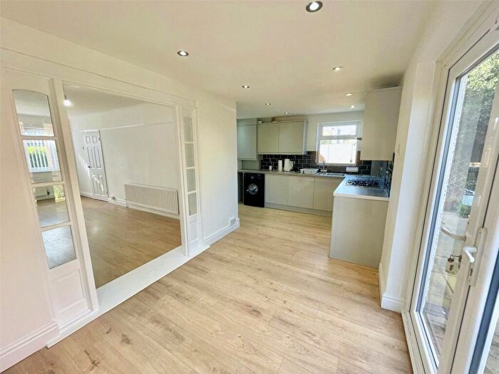 3 Bedroom Semi-Detached House To Rent In Edge Lane, Thornton, L23