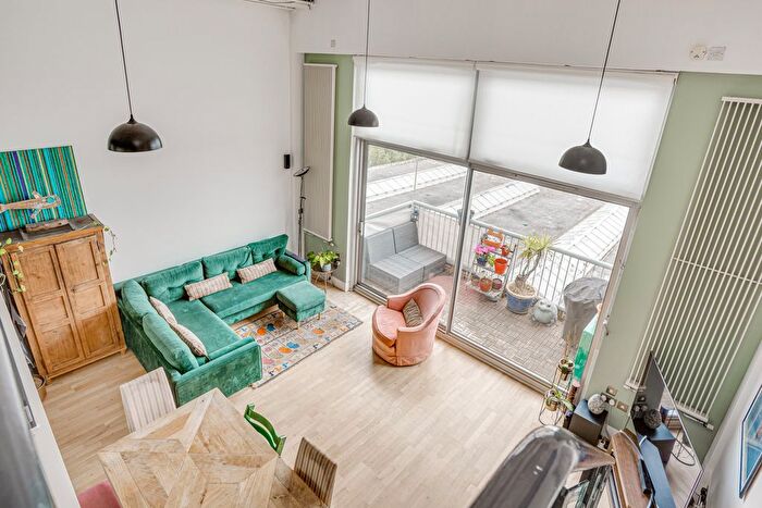 3 Bedroom Flat To Rent In The Piper Building, Peterborough Road, SW6