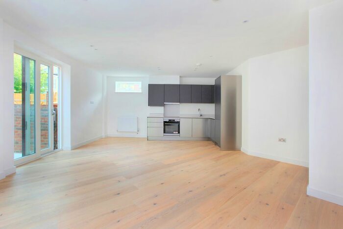 2 Bedroom Flat To Rent In Eccles Road, Battersea, London, SW11