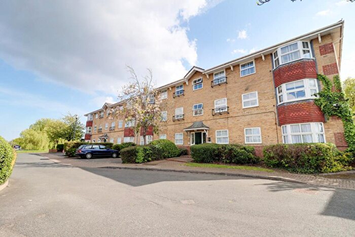1 Bedroom Flat For Sale In Wayletts, Leigh-on-Sea, Essex, SS9