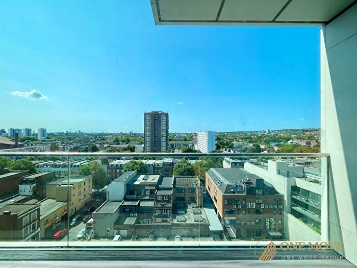 2 Bedroom Flat For Sale In City North Place, Carriage House, N4