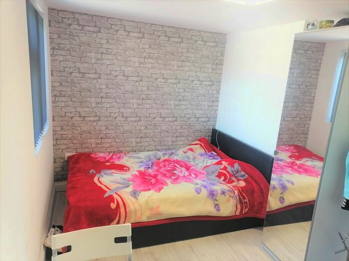 Terraced House To Rent In Old Bedford Road, Luton, Bedfordshire, LU2