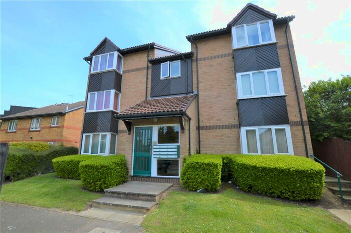 Apartment To Rent In Coe Avenue, London, SE25