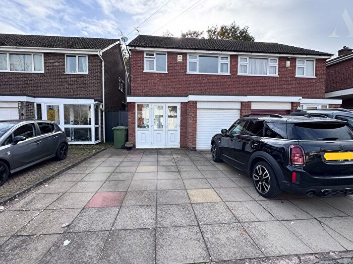 3 Bedroom Semi Detached House For Sale In Leafield Road, Solihull, West Midlands, B92