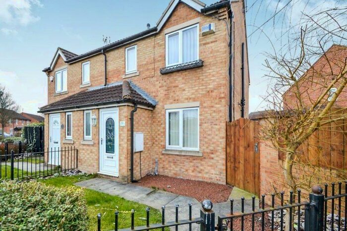 3 Bedroom Semi-Detached House To Rent In Lakeside Grove, Hull, Yorkshire, HU4