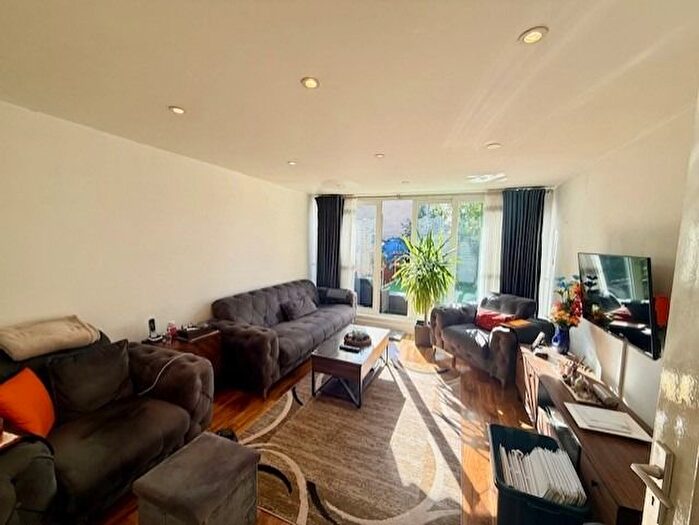 2 Bedroom End Of Terrace House To Rent In Mayfield Close, Uxbridge., UB10