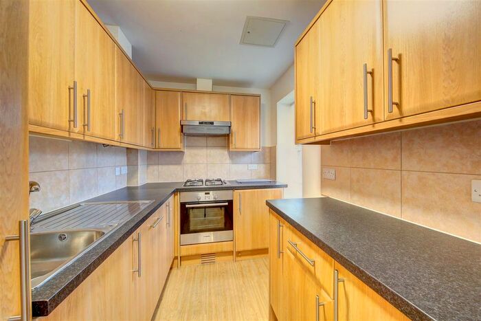 2 Bedroom Flat To Rent In Garratt Lane, London, SW18