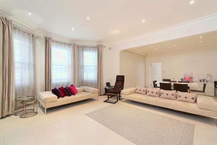 3 Bedroom Flat To Rent In Gloucester Road, London, SW7