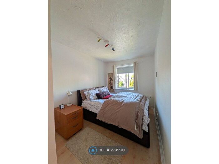 2 Bedroom Flat To Rent In Howeth Court, London, N11