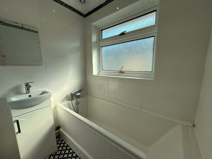 2 Bedroom Detached Bungalow To Rent In Thornhill Rise, Portslade, Brighton, BN41