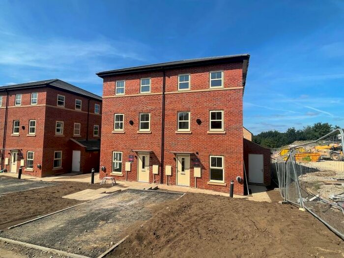 2 Bedroom Town House To Rent In Middleham Lane, Leeds, LS14