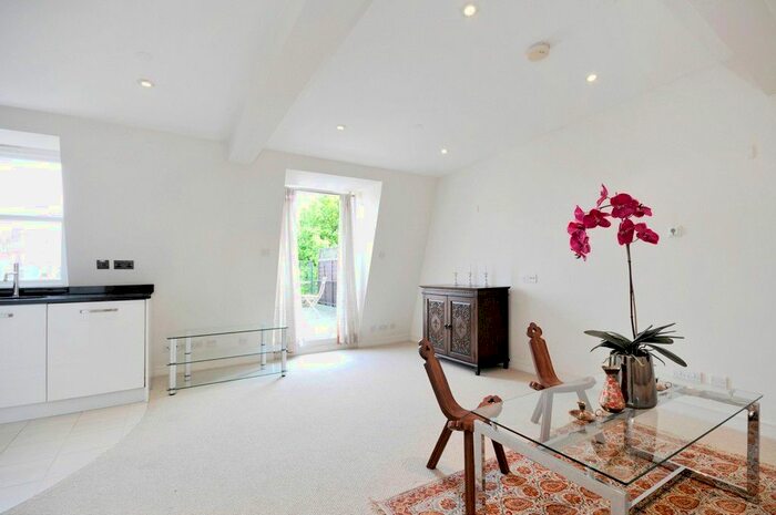 1 Bedroom Flat To Rent In Eardley Crescent, Earl`S Court SW5