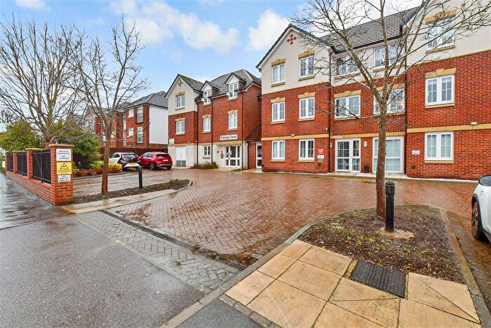 1 Bedroom Flat For Sale In Prices Lane, Reigate, Surrey, RH2