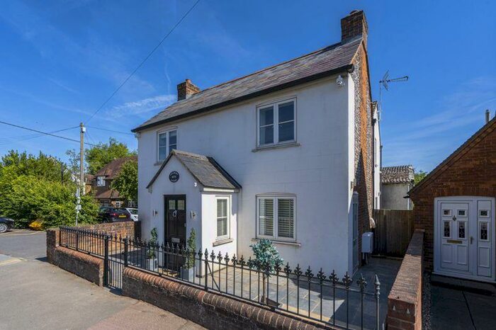 2 Bedroom Flat To Rent In Modern Fist Floor Maisonette, HP14