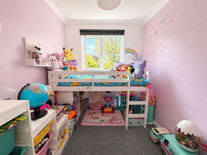 2 Bedroom Flat For Sale In Crest Avenue, Grays, RM17