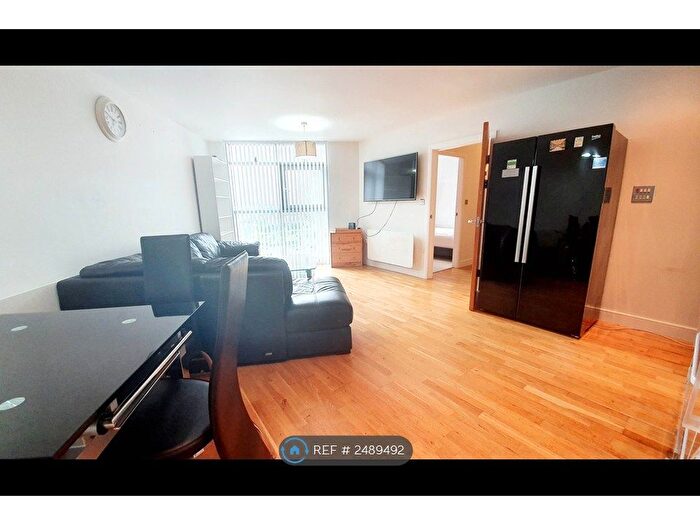 2 Bedroom Flat To Rent In Bute Terrace, Cardiff, CF10