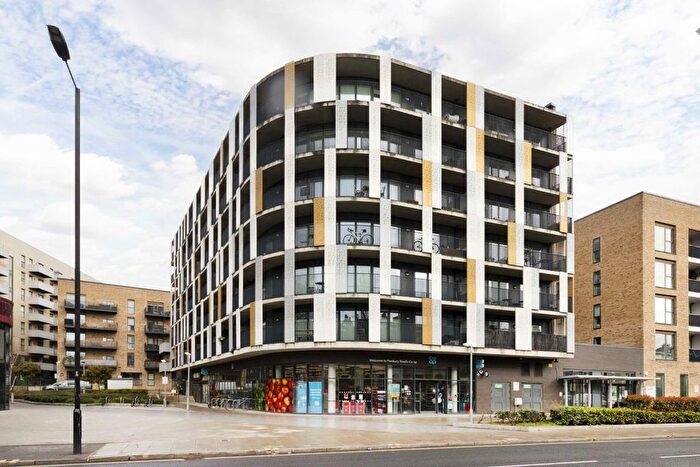 1 Bedroom Flat To Rent In Atkins Square, Hackney Central, E8