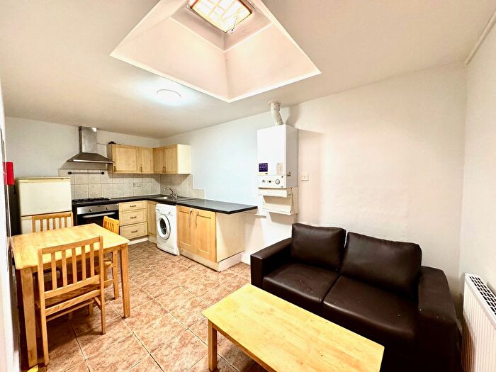 2 Bedroom Flat To Rent In West Green Road, London, N15