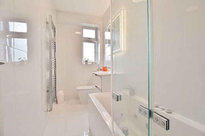 1 Bedroom Flat For Sale In Milton Lodge, Whitton Road, Twickenham, TW1
