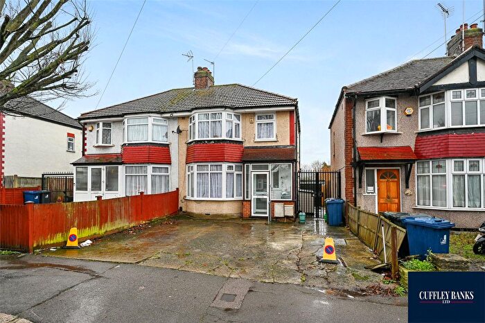 3 Bedroom Semi Detached House For Sale In Federal Road, Perivale, Middlesex, UB6