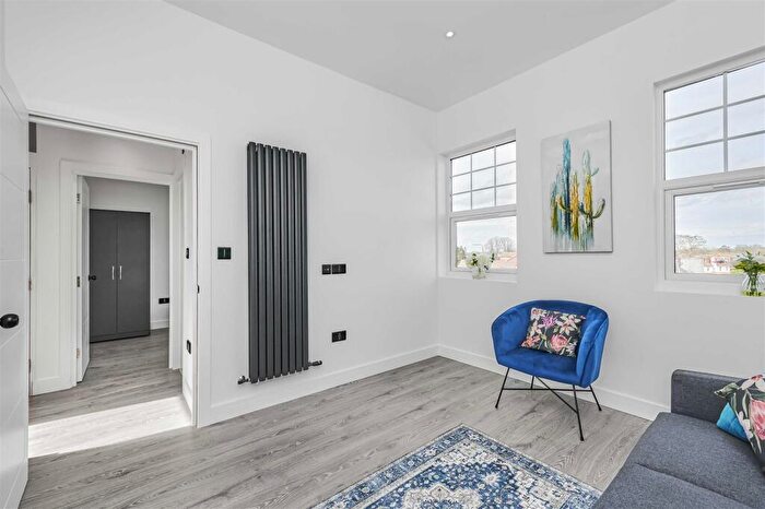 2 Bedroom Flat For Sale In Upper Richmond Road West, East Sheen, SW14