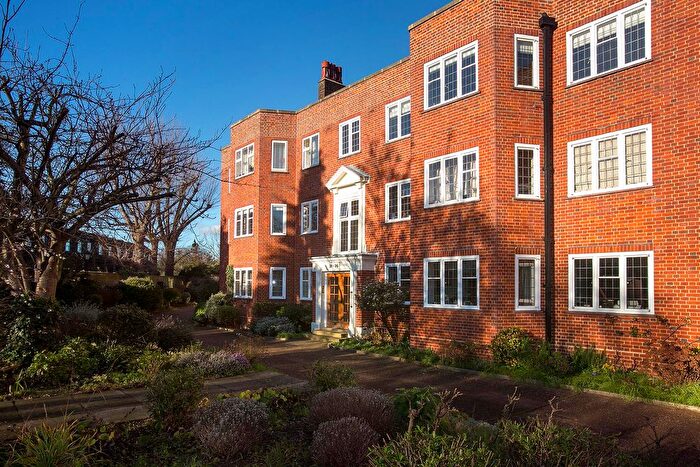 3 Bedroom Flat To Rent In Little Green, Richmond, TW9