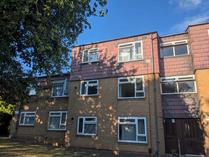 2 Bedroom Flat To Rent In High Street, Desborough, Kettering, NN14