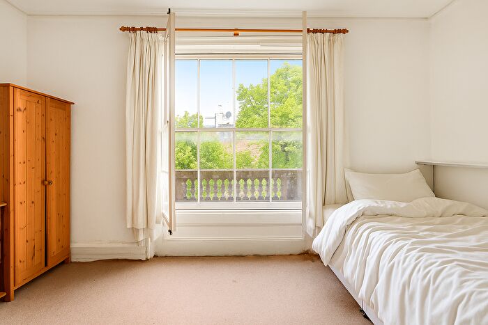 Studio To Rent In Pembridge Square, London, W2