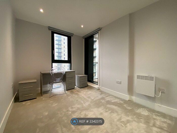 2 Bedroom Flat To Rent In Cheetham Hill Road, Manchester, M4