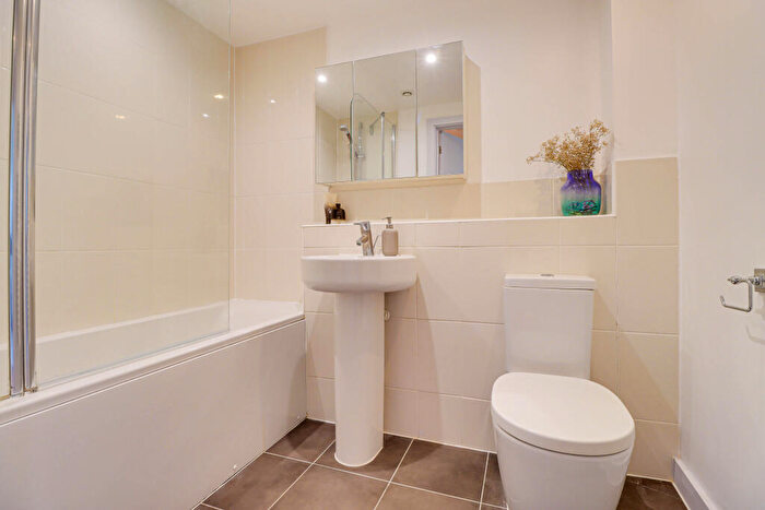 1 Bedroom Flat For Sale In Newsom Place, Manor Road, St. Albans, AL1