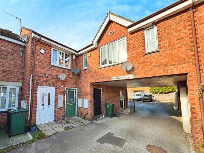2 Bedroom Flat For Sale In Lime Vale Way, Bradford, BD6