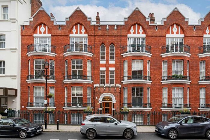 2 Bedroom Flat For Sale In Portman Mansions, Marylebone, W1U