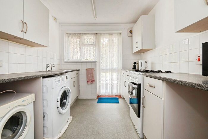 2 Bedroom Flat For Sale In Pennine Road, Southampton, SO16