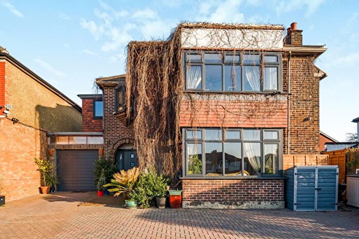 5 Bedroom Detached House To Rent In Surbiton, Surrey, KT5