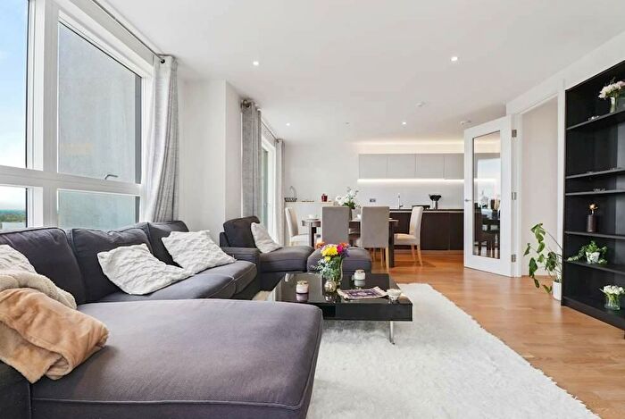 3 Bedroom Flat For Sale In Pump House Crescent, London, TW8