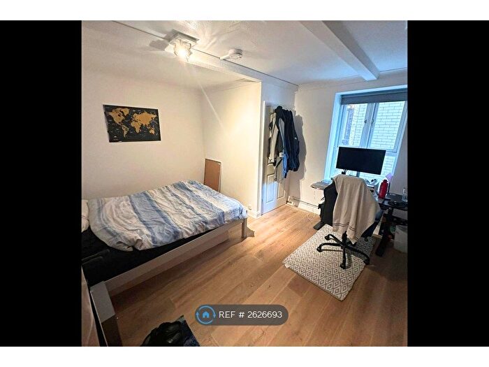 3 Bedroom Flat To Rent In New Park Road, London, SW2