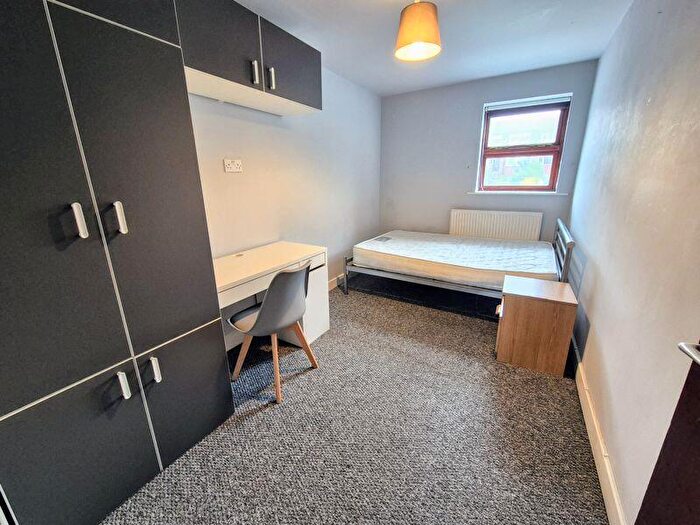 3 Bedroom Flat For Sale In Kelso Heights, Leeds, LS3